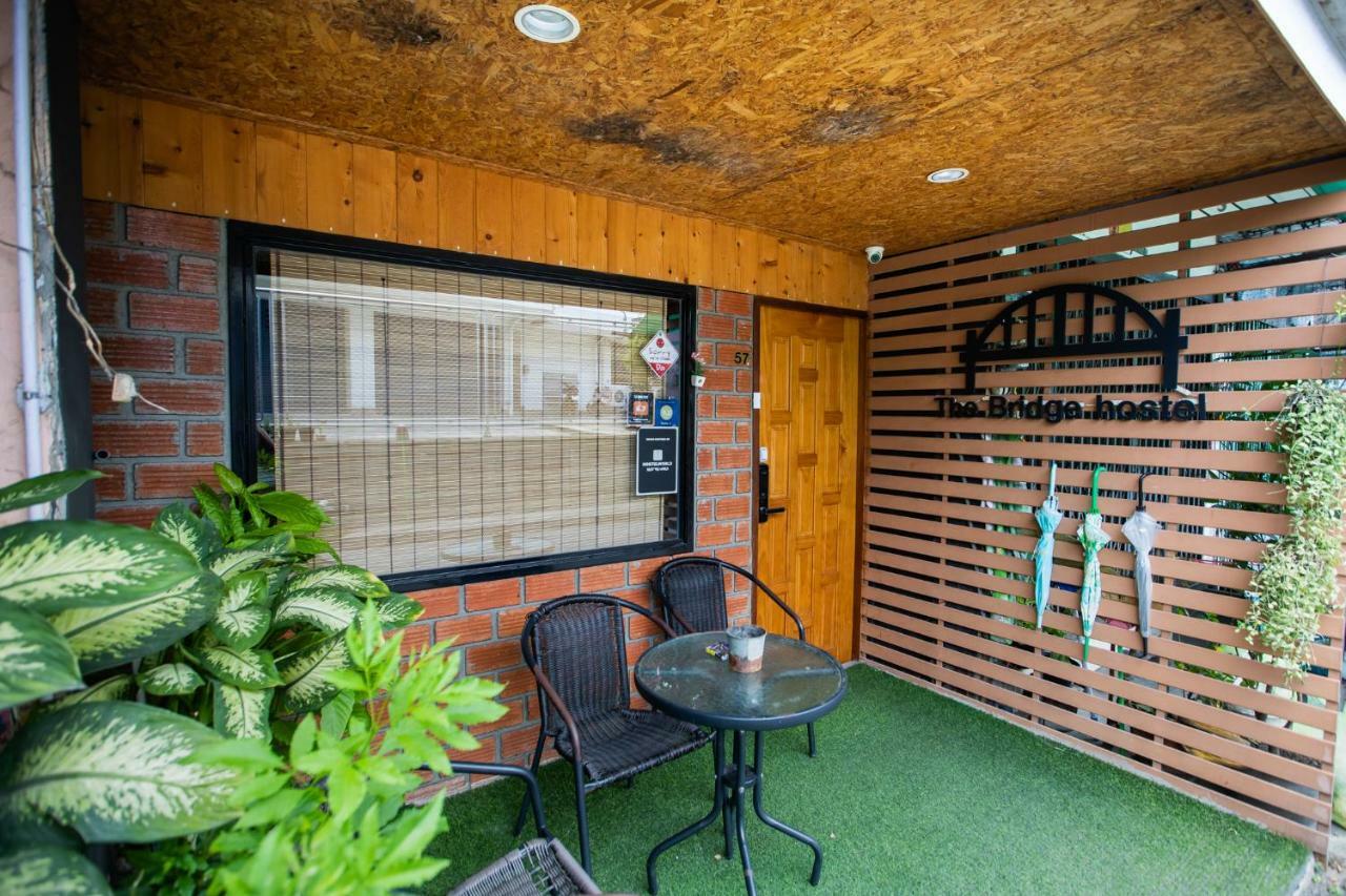 The Bridge Hostel Bangkok Exterior foto